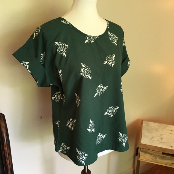 🎉 Green Rose Print Short Sleeve Top - Picture 3 of 7